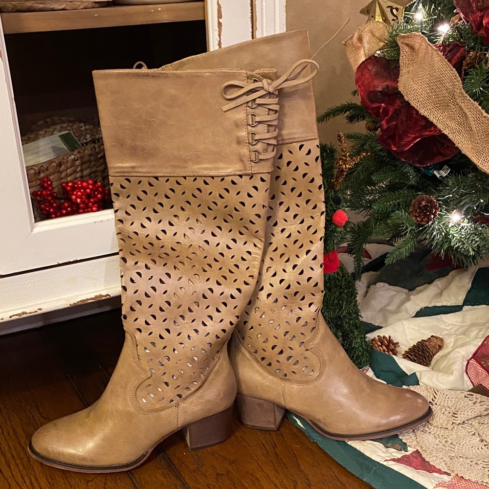 Chic Tan Lace-Up Heeled Boots